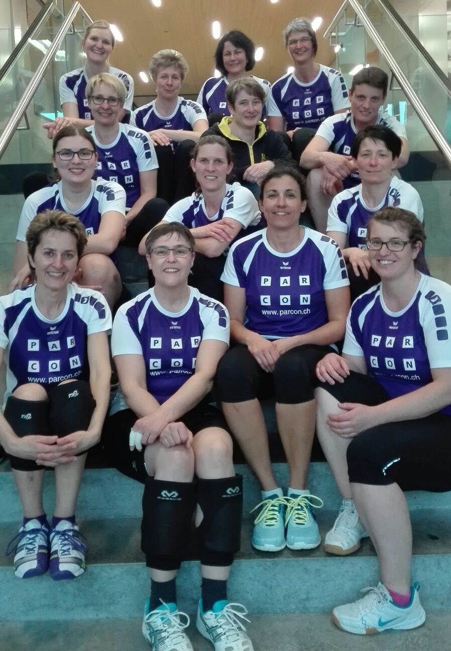 Die beiden Netzball Mannschaften des KTV Oberriet freuen sich über den Ligaerhalt